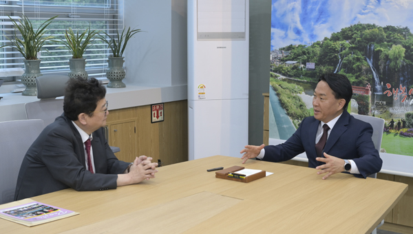 이성헌 서대문구청장은 4월 21일 서울 서대문구청에서 폴리뉴스 김능구 대표와 베스트 단체장 인터뷰를 가졌다.