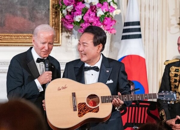 미국의 조 바이든 대통령으로부터 ‘돈 맥클린’ 사인이 있는 기타를 선물 받은 윤석열 대통령 