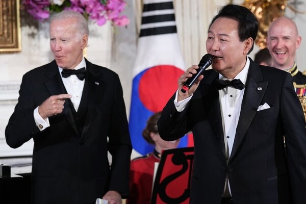 ‘아메리칸 파이’를 열창하는 윤석열 대통령에게 감동받는 조 바이든 대통령