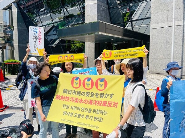 탈핵시민행동은 지난 16일 일본 도쿄에서 열린 일본 시민단체들의 후쿠시마 원전 오염수 해양투기 반대집회에 참가해 연대의 뜻을 진했다.[사진=탄핵시민행동 제공]
