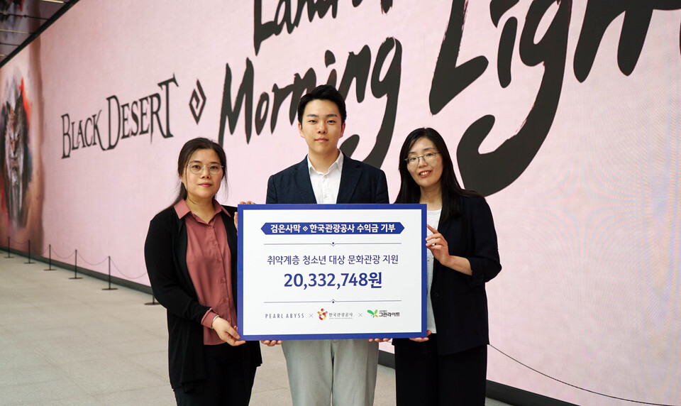 사진 왼쪽부터 이영희 한국관광공사 한류관광팀 과장, 공현배 펄어비스 사업개발실장, 김은영 그린라이트 이사 [사진제공=펄어비스]