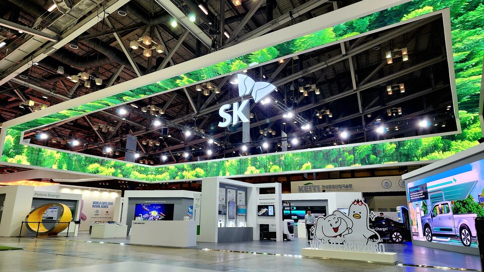 SK그룹은 25일 부산 벡스코에서 개막한 ‘2023 기후산업국제박람회’에서 탄소 감축을 위한 다양한 기술과 솔루션을 전시한다. 사진은 SK 통합 전시부스 전경. [사진제공=SK]