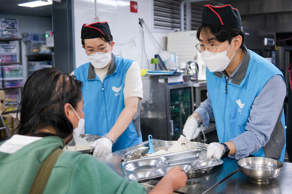 경기도 성남시 노숙인 무료 급식소 ‘안나의집’에서 SPC그룹 임직원들이 배식 봉사활동을 하고 있다. (사진캡션)