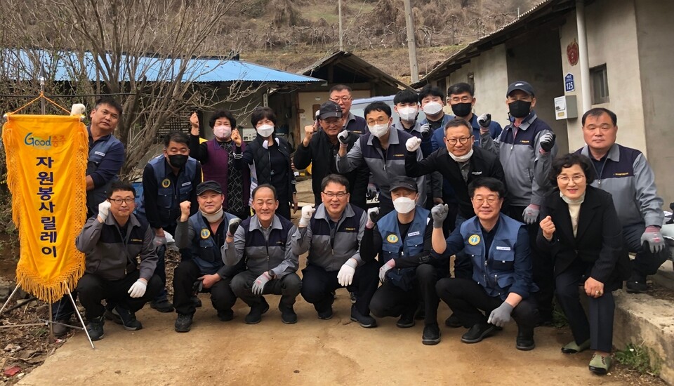지난 3월 26일 충주시 살미면에서 진행된 집수리 봉사활동에 앞서 유성곤 단장(뒷줄 왼쪽 첫 번째)과 누리보듬 단원들이 파이팅을 외치고 있다. [사진제공=현대그룹]