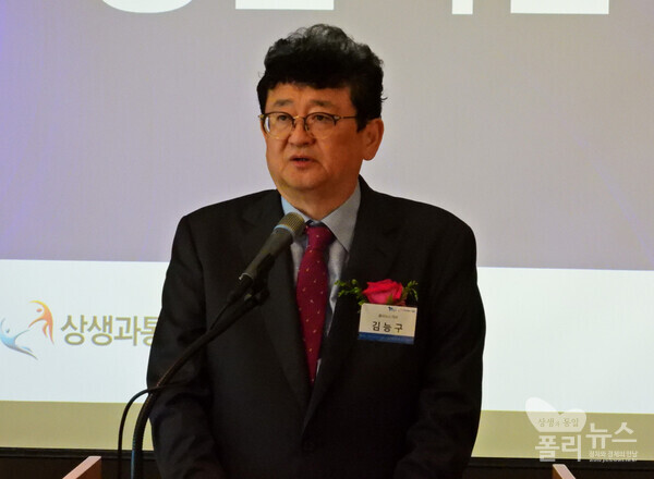 22일 서울 여의도 63빌딩에서 열린 폴리뉴스 창간 23주년 기념행사에서 폴리뉴스 김능구 대표가 기념사를 하고 있다. [사진=김한수 PD]