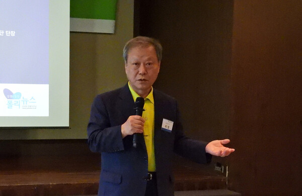 최열 환경재단 이사장이 22일 오전 여의도 63빌딩에서 열린 폴리뉴스 창간 23주년 기념식과 함께 상생과통일포럼에서 “환경은 21세기 경제의 반도체다”라는 주제로 강연했다. [사진=김한수 PD]