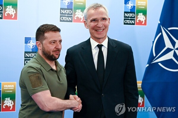 젤렌스키에게 선물 보따리.. 러시아 "3차 세계대전을 앞당기는 행위" 반발 [사진=EPA=연합뉴스]