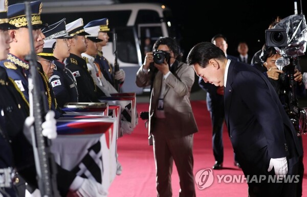 尹, 고(故) 최임락 일병 등 국군전사자 유해 봉환 행사 주관 [사진=연합뉴스]