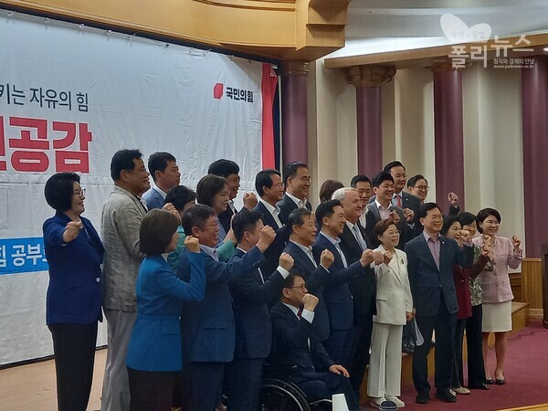 인요한 연세대 의과대학 교슈는 23일 오전 국회 의원회관에서 열린 ‘선진국으로 가는 길 우리가 잃어버린 1%’라는 주제의 강연에서 한국인, 특히 정치권을 향해 화합과 타협의 문화가 필요하다고 지적했다. [출처=폴리뉴스]