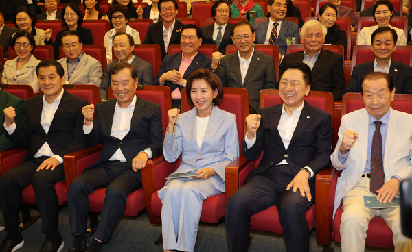 24일 국회에서 열린 '인구와 기후 그리고 내일' 창립포럼에서 나경원 이사장이 국민의힘 김기현 대표, 김병준 전경련 고문 등과 기념촬영을 하고 있다. [사진=연합뉴스]
