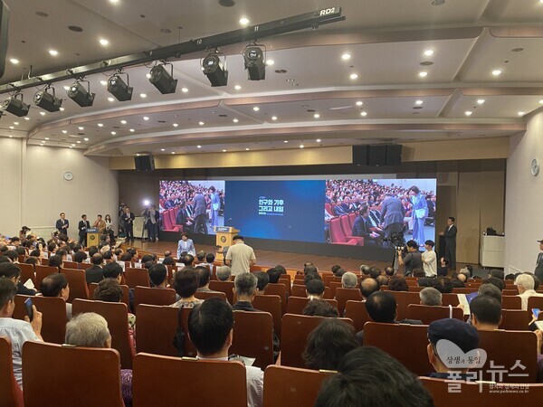 나경원 전 의원이 24일 오후 국회 도서관 대강당에서 열린 ‘인구와 기후, 그리고 내일’ 포럼 창립식에서 축사를 마치고 단상에서 내려온 김병준 전 자유한국당 비대위원장과 인사하고 있다. [사진=폴리뉴스]