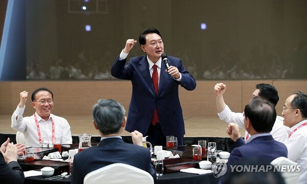 윤석열 대통령과 여당인 국민의힘 의원들 이 28일 한자리에 모였다. [사진=연합뉴스] 