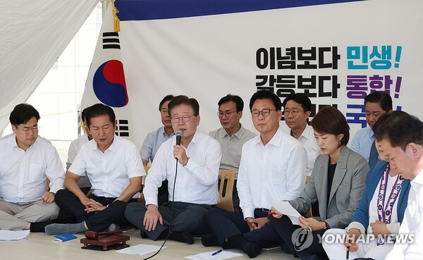 민주당 이재명 대표가 1일 국회 단식농성장에서 열린 최고위원회의에서 발언을 하고 있다. [사진=연합뉴스]