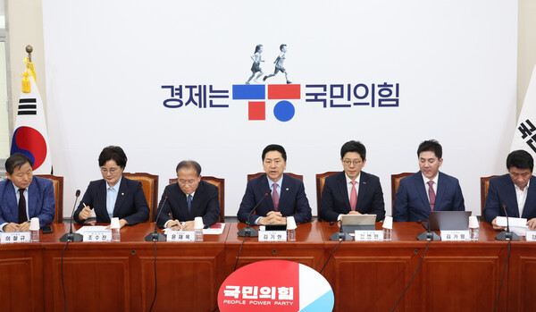 “민생을 챙겨야 할 정기국회 본연의 역할과 책임을 망각한 채 길거리로 나가 당대표의 사법리스크 모면과 당내 리더십 위기 무마에만 여념이 없는 악습에서 탈피해주시길 간곡히 촉구한다”고 말했다.