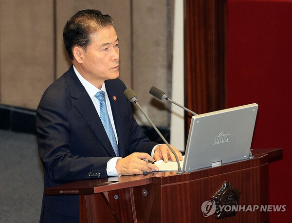 김영호 장관이 "국민 모두가 권력을 직접 행사한다면 무정부 상태가 될 것"이라고 발언하자 야 3당이 일제히 비판의 목소리를 냈다 [사진=연합뉴스]