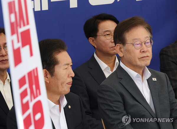 더불어민주당 이재명 대표가 8일 국회 천막농성장에서 열린 최고위원회의에서 자리에 앉아 있다. [사진=연합뉴스] 
