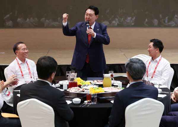 윤석열 대통령이 지난 달 28일 인천국제공항공사 인재개발워에서 열린 ‘2023 국민의힘 국회의원 연찬회’ 만찬에 2년 연속 깜짝 참석해 ‘윤심(尹心)’ 다지기에 나섰다. 윤 대통령은 이날 총선을 7개월여 앞둔 당에 분발을 촉구하면서 전임 정부를 ‘부실기업’에 빗대는 등 전임 문재인 정부와 후쿠시마 오염수 반대 장외집회에 나선 야당을 강도높게 비판했다. [사진=연합뉴스]