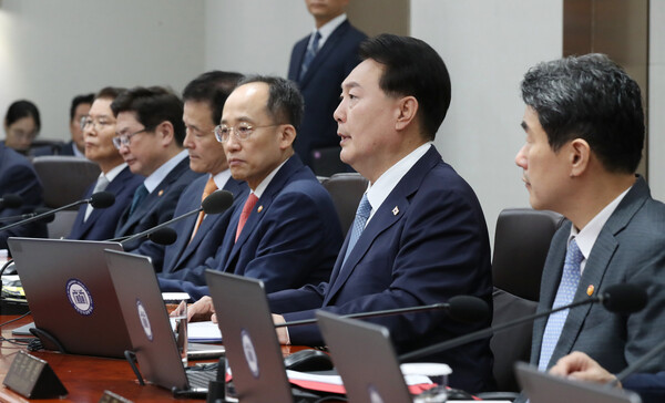 윤석열 대통령이 12일 서울 용산 대통령실 청사에서 열린 국무회의에서 발언하고 있다.[사진=연합뉴스]