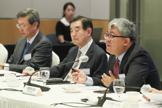 이한상(오른쪽 첫번째) 한국회계기준원 원장이 '제7차 K-ESG 얼라이언스 회의'에 참석해 주제발표를 하고 있다. [사진=한경협]