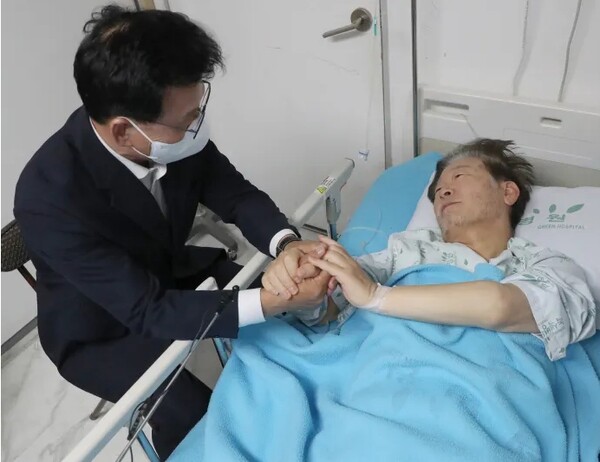 두 손 꼭 잡은 당대표와 원내대표 박광온 더불어민주당 원내대표가 21일 오전 서울 중랑구 녹색병원에서 단식 중인 이재명 대표와 대화하고 있다. 이 대표와 박 원내대표는 '부결을 전제로 한 당 통합운영'에 합의했다고 전했다. [사진=국회사진기자단]