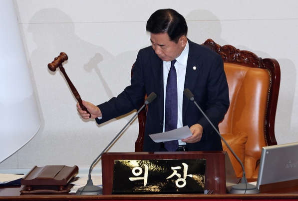 21일 국회 본회의에서 김진표 국회의장이 이재명 대표 체포동의안 가결을 선포하고 있다. [사진=연합뉴스]
