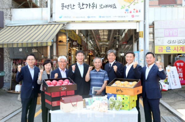 문동권 신한카드 사장은 이복현 금융감독원장과 함께 지난 9월 22일 오전 서울 관악구 신원시장을 찾아 식료품을 구입해 사회복지시설 및 취약계층에 전달하는 행사를 가졌다. 문동권 사장(오른쪽 두번째)이 이복현 원장(오른쪽에 다섯번째)과 함께 전통시장 상인들을 응원하고 있다. [사진=신한카드 제공]