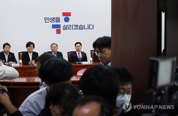 지난 11일 치러진 강서구청장 보궐선거에서 국민의힘 김태우 후보가 더불어민주당 진교훈 후보에 패한 후 12일 국회에서 열린 국민의힘 최고위원회의에서 김기현 대표와 윤재옥 원내대표가  어두운 표정을 짓고 있다. [사진=연합뉴스]