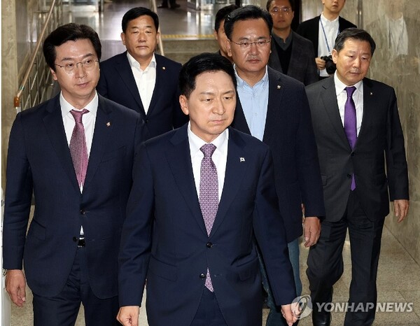 강서구청장 보궐선거 패배 대책을 위해 열린 15일 국민의힘 의원총회에 국민의힘 김기현 대표가 유상범, 강민국, 이철규, 박성민 의원 등이 참석하고 있다. 이날 김기현 대표 퇴진 , 당과 대통령실 관계 변화 등 당 전면 쇄신 주장도 분출되었으나 결과는 '김기현 체제 유지'로 결론났다. [사진=연합뉴스]