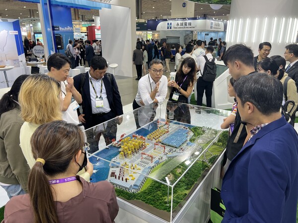 18~20일 대만 타이베이 난강 전시 센터에서 열린 ‘에너지 타이완(Energy Taiwan) 2023’ 전시회를 찾은 이은호(사진 오른쪽) 주타이베이대한민국대표부 대표와 이승철(사진 왼쪽) SK오션플랜트 대표이사가 이야기를 나누고 있다. 사진=SK오션플랜트