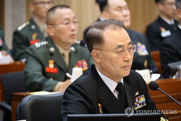 김계환 해병대사령관(좌)과 이종호 해군참모총장이 24일 국방위 국정감사에 참여했다 [사진=연합뉴스]