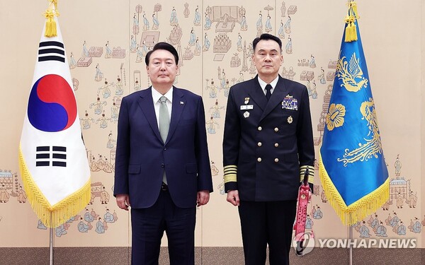 윤석열 대통령이 현역 군인 서열 1위 합동참모본부(합참) 의장에 3성 장군인 김명수 해군작전사령관을 내정하는 등 대장 7명을 중장 계급으로 전면 물갈이했다 [사진=연합뉴스]