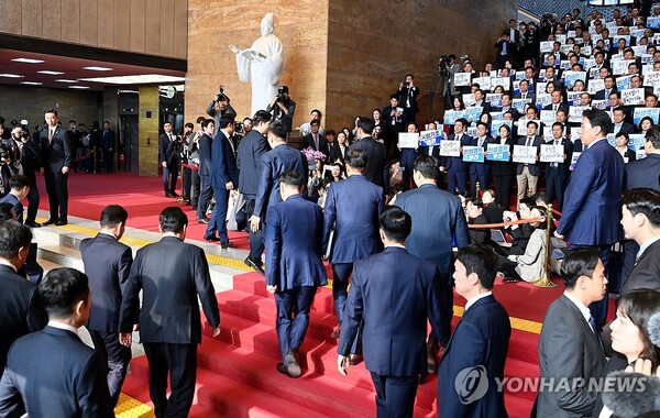국회 본청 앞 계단에서 피케팅하는 민주당 의원들 [사진=연합뉴스]
