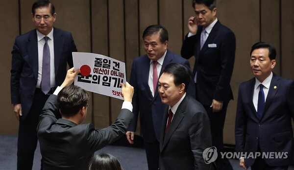 시정연설 마친 윤석열 대통령 향해 피케팅 하는 강성희 의원 [사진=연합뉴스]