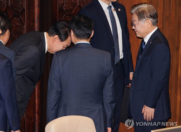 윤석열 대통령이 31일 국회 본회의장에서 시정연설을 마치고 퇴장하며 더불어민주당 이재명 대표에게 먼저 찾아가 인사하고 있다. [사진=연합뉴스]