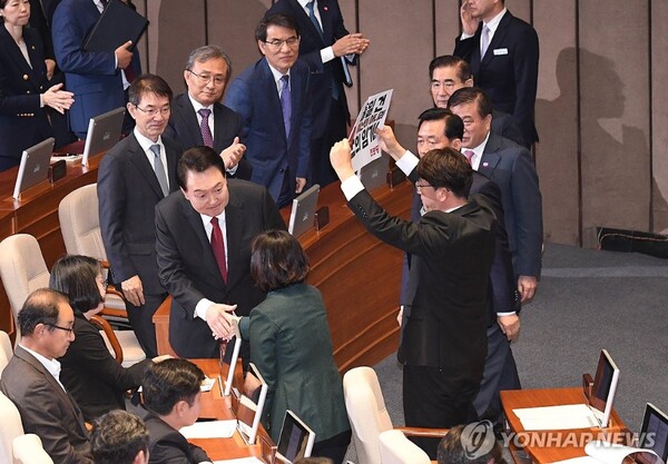 윤석열 대통령은 31일 국회 시정연설을 마치고 의원들과 인사하고 있다. 진보당 강성희 의원이 피케시위를 하고 있다. [사진공동취재]