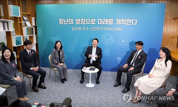 윤석열 대통령은 2일 대전 대덕 유성구에서 진행된 '글로벌 우수 선진연구자와의 대화'에서 "R&D 예산을 100조원도 지원하겠다"고 밝혔다.  [사진=연합뉴스]