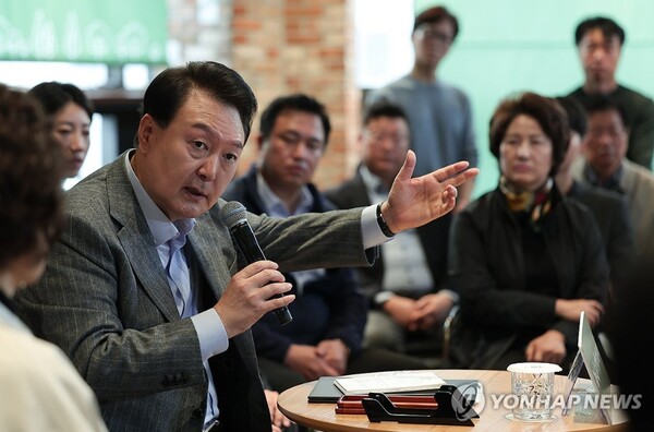 윤석열 대통령은 지난 1일 마포구에서 가진  소상공인, 택시기사, 무주택자, 청년, 어르신, 주부등, 장거리 통학자들과 '비상경제민생회의'를 열고 이 자리에서 "서민들은 정치과잉 시대의 희생자, 대통령인 제 책임이다. 오늘 말씀 잘 경청하겠다"면서 "탄핵돼도 서민 지원하겠다"고 말했다. 윤 대통령은 "카카오의 약탈적 가격, 매우 부도덕" "독과점 은행, 정부 방치 절대 안된다" 등 친서민 강경발언을 쏟아냈다. [사진=[대통령실 제공]