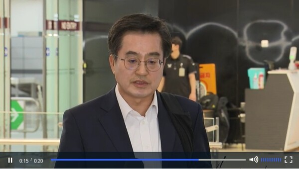 김동연 경기도지사가 3일 오후 중국 출장에서 김포공항에 도착하자마자 "김포의 서울 편입은 대국민 사기극"이라고 작심 비판했다. [출처=경기도 제공 영상 캡쳐]