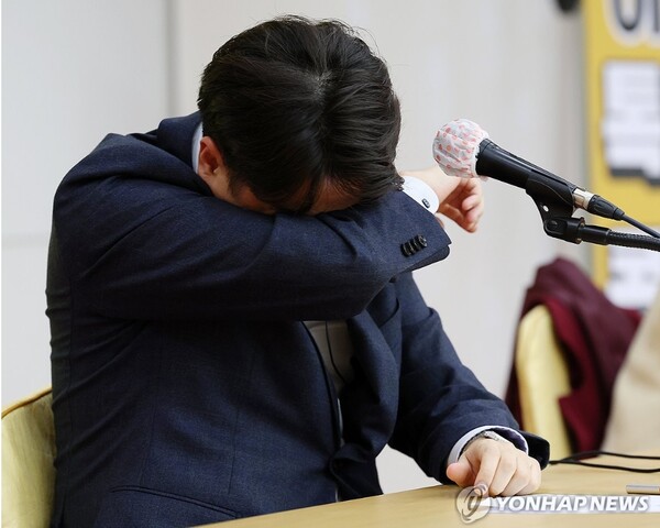  이준석 전 국민의힘 대표가 4일 오후 부산 경성대학교에서 열린 이언주 전 의원과 함께 진행한 토크콘서트에서 '이태원 참사'를 언급하며 눈물을 흘리고 있다. [사진=연합뉴스]