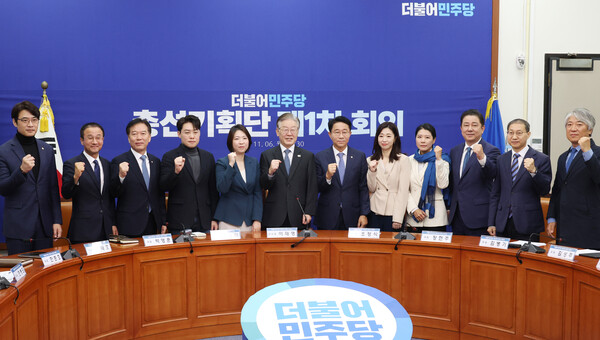 6일 국회에서 열린 더불어민주당 총선기획단 제1차 회의에서 이재명 대표와 조정식 단장 및 위원들이 기념사진을 찍고 있다. [사진=연합뉴스]