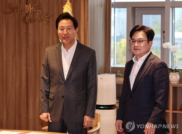 오세훈 서울시장(왼쪽)과 김병수 김포시장이 6일 오후 서울시청에서 김포시의 서울시 편입 방안 등에 대해 논의하기에 앞서 악수하고 있다. 2023.11.6 [공동취재]
