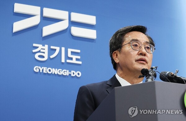 김동연 경기도지사가 6일 오전 경기도 수원시 영통구 경기도청에서 열린 '2024년도 본예산 브리핑'에서 취재진 질문에 답하고 있다. 김 지사는 이 자리에서 '김포시의 서울 이전'에 대해 "윤 대통령의 자가당착이고 코메디"라며 윤 대통령의 입장을 밝히라고 촉구했다. 2023.11.6 [사진=연합뉴스]