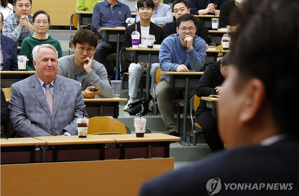  인요한 국민의힘 혁신위원장이 4일 오후 부산에서 열린 이준석 전 대표, 이언주 전 의원이 진행하는 토크콘서트에 참석했으나, 이 전 대표와의 만남은 불발됐다. 이 전 대표는 인 위원장을 향해 'Mr.린튼'이라며 거리두기를 하면서 "이제는 혁신이 아니라 엎어야 할 때"라고 말했다. 2023.11.4 [사진=연합뉴스]