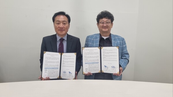 폴리뉴스 김능구 대표(사진 오른쪽)와 국제환경진흥사회적협동조합연합회(회장 이상화)가 6일 서울 여의도 폴리뉴스 본사 회의실에서  ‘으쓱ESG버스’ 대국민 캠페인과 관련, 업무협약을 맺고 홍보와 마케팅을 함께 하기로 했다. [사진=폴리뉴스]