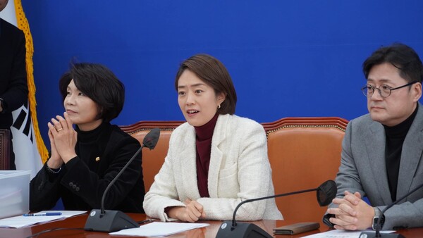 고민정 민주당 최고위원(가운데)이 8일 최고위원 회의에서 발언하고 있다 [사진=페이스북]