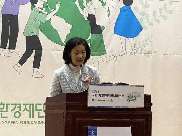 김효은 외교부 기후변화대사가 9일 여의도 국회 대회의실에서 열린 ‘2023 국회 기후환경 매니페스토’ 포럼에서 ‘기후변화와 국제적 동향과 한국의 역할’을 주제로 제1기조발제를 발표하고 있다. [사진=폴리뉴스 정주희 기자]