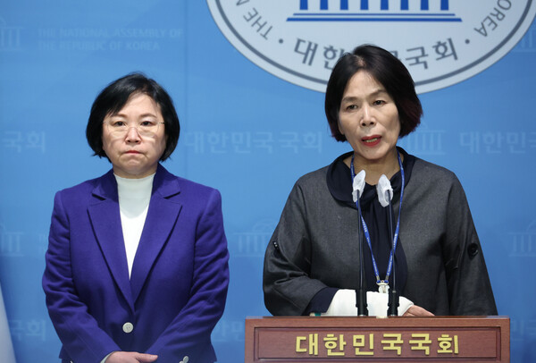 최민희 방송통신위원 내정자(오른쪽)이 7일 국회 소통관에서 열린 기자회견에서 사퇴 의사를 밝히고 있다. 왼쪽은 김현 전 방통위원 [사진=연합뉴스]