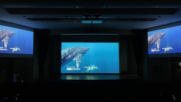 포럼 3부에 상영된 다큐멘터리 영화는 플라스틱으로 뒤덮인 바다의 실상을 여실히 드러내보여 우리에게 경각심을 던져줬다. [사진=폴리뉴스]