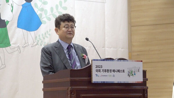 김능구 폴리뉴스 대표는 9일 '2023 국회기후환경 매니페스토' 포럼에서 개회사를 하고 있다.[사진=폴리뉴스 전희재 PD]
