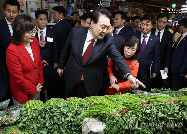 윤석열 대통령이 7일 대구 북구 칠성종합시장을 방문했다 [사진=연합뉴스]